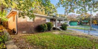 Midtown 3BR Near UAMS w/ Hardwoods, W/D,  Fenced Yard Gallery 1