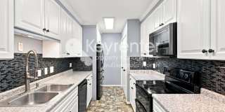 Modern 3-Bedroom Retreat with Pool, Fitness Center & More Gallery 6