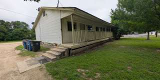 1/1 Triplex / Easy Access to I-35 / Fridge / No Carpet / CISD Gallery 1