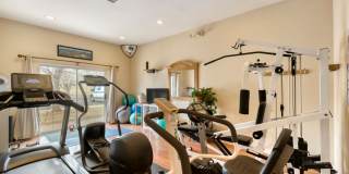 Top-Floor Serenity: Bright & Modern Fully Furnished Boulder Retreat Gallery 25