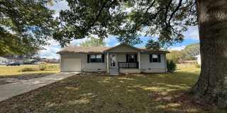 Charming 3-Bed / 2-Bath Home in Muscle Shoals Gallery 1