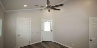 Modern stand alone 2 bedroom home, back gate close - No Pets! Gallery 6
