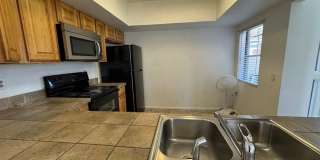 Bright & Spacious 2 Bedroom Condo with Vaulted Ceilings in Phoenix Gallery 7