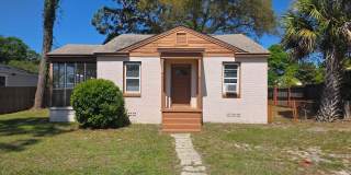 3BR/1BA home with screened patio Gallery 1