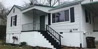 Charming 3-Bedroom Bungalow with Carport in Oak Ridge Gallery 1