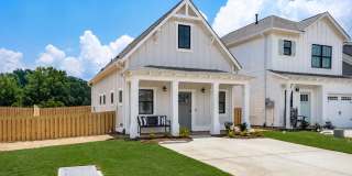 1 Bedroom home with Fenced Backyard! Gallery 1
