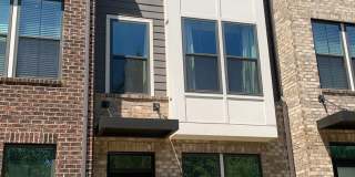 Beautiful Three Bedroom Townhouse! Gallery 1