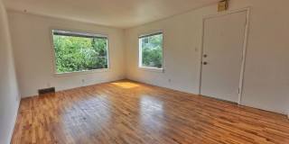2 Bed 1 Bath Upperr unit apartment in a Duplex Gallery 3