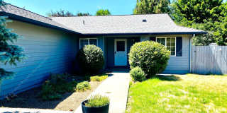 3BR single-level rancher in SE Bend with large fully-fenced backyard Gallery 1