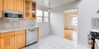 Bright Corner Home with Family Room, Yard & Laundry in Prime Sunset Location! Gallery 12