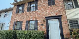 SPACIOUS COZY TOWNHOME IN GATED COMMUNITY Gallery 1