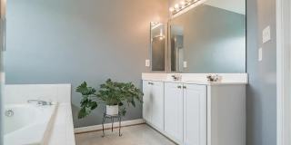 Beautiful & Comfortable 3 Bed 4 Bath End Unit Gallery 11