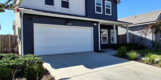 Spacious 2-story home: 4 bedrooms and 2.5 bathrooms in Madera, CA! Gallery 1