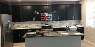 Luxury 5BR Home w/ Solar, Outdoor Kitchen, Backyard Oasis & Media Loft – Phoenix Gallery 15