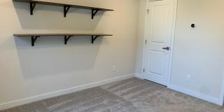 Beautiful Three Bedroom Townhouse! Gallery 15