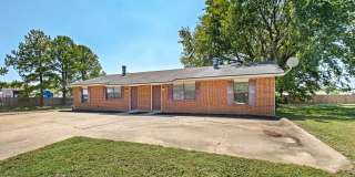 Cozy 2 Bedroom Duplex with Fireplace & Spacious Backyard! Gallery 1