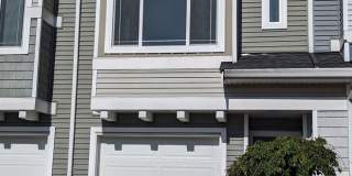 North Lynnwood Spacious Townhome with 2 car garage Gallery 1
