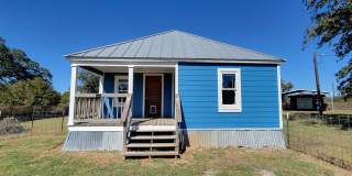 2/1 Farmhouse in Smithville TX Gallery 1