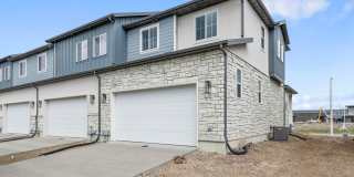 6 WEEKS FREE!  4-bed, 3.5-bath Townhome Available early June Gallery 18