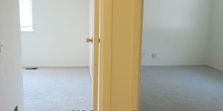 2 bed, 1 Bath, 900 sqft with washer/dryer hookups and 1 car garage Gallery 6