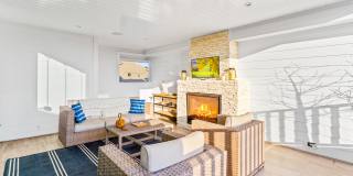 Gorgeous 3 bed 3.5 bathroom home available month to month in the highly desired city of Corona Del Mar. Gallery 11