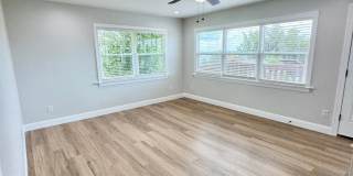 Downtown Clermont - Beautifully Renovated 2-Bed/1-Bath Upstairs Unit with Stunning Lake Minneola Views- Gallery 40