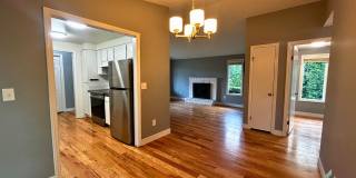 Charming 3 bedroom/1 bathroom Home Gallery 7