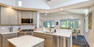 Luxury 4-bedroom - 4 bath with garage Gallery 9