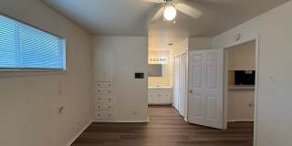 1/1 Triplex - End Unit /No Carpet / Vinyl Plank Flooring / Lots of Parking / CISD Gallery 14