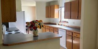 Partially furnished/heat included/4 bedroom Gallery 10