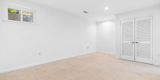 146 WASHINGTON Street Gallery 7