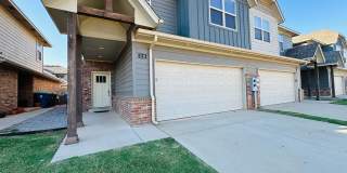 3 Bed 2 Bath 2 Car Garage Duplex EDMOND SCHOOLS & Washer/ Dryer Included!! Gallery 1