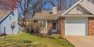 Charming 2 Bed / 2 Bath Townhome with Fenced Yard & Garage! Gallery 1
