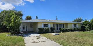 Annual Unfurnished 2 Bed / 2 Bath Home with Large Fenced Backyard in Central Venice! Gallery 1