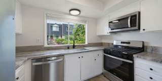 Charming 2-Bedroom Townhouse for Rent in Huntington Beach! Gallery 4