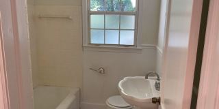 MIDTOWN LOCATION - 2bd/1ba with large yard and washer/dryer Gallery 9