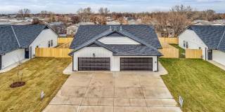 Beautiful 3 Bedroom 2 Bathroom Townhome Gallery 1
