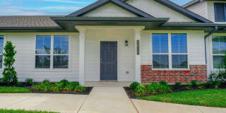 Spacious Townhome Available Now! Gallery 1