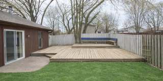 Spacious 3 bedroom w/ fenced yard Gallery 38