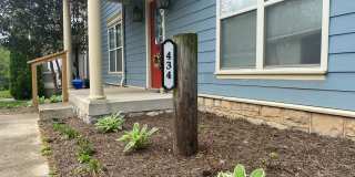 Beautiful modern upstairs condo with 2 full baths! Pet-friendly, with generous parking! Gallery 1