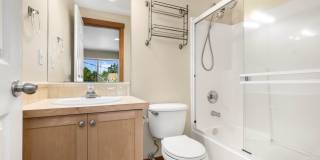 Beautiful 3-Bedroom Townhome Near Licton Springs Park Gallery 15
