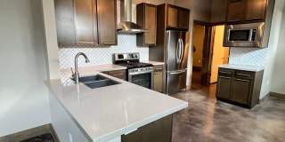 Gorgeous Condo minutes from The Pearl Gallery 7