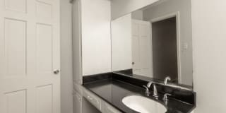 Colonial Apartments Gallery 80