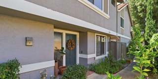 Beautifully Remodeled 3BD Townhome | Multi-Zone A/C | Private Patio Gallery 1