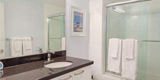 225 Collins Ave Gallery 7