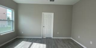 Nearly New Luxury 3-Bedroom Home with Designer Upgrades in Poinciana! Gallery 13
