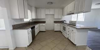 Large Living Area, rear yard has RV Access! Gallery 5