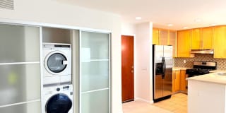 Fantastic Spacious 2 bed 2 bath condo in prime Sherman Oaks - Studio City with Pool and Gym! Gallery 13