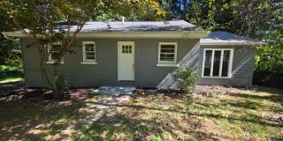 Beautiful Single-Family Home with Spacious Yard and Deck Gallery 1