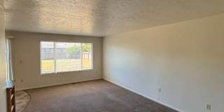 3 Bedroom Home N side of Newberg Gallery 9